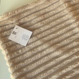 NWT set of 2 throw pillow covers 18x18